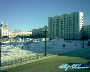 Вся Площадь Ленина Хабаровска с ледяными фигурами.