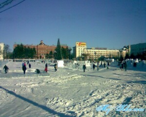 Очень была кстати Ледяная горка на Площади Ленина в новый 2013 год для детворы и просто отдыхающих.