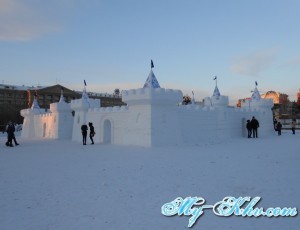 Огромный снежный замок в центре площади Ленина Хабаровска не оставили без внимания ни дети и не взрослые.
